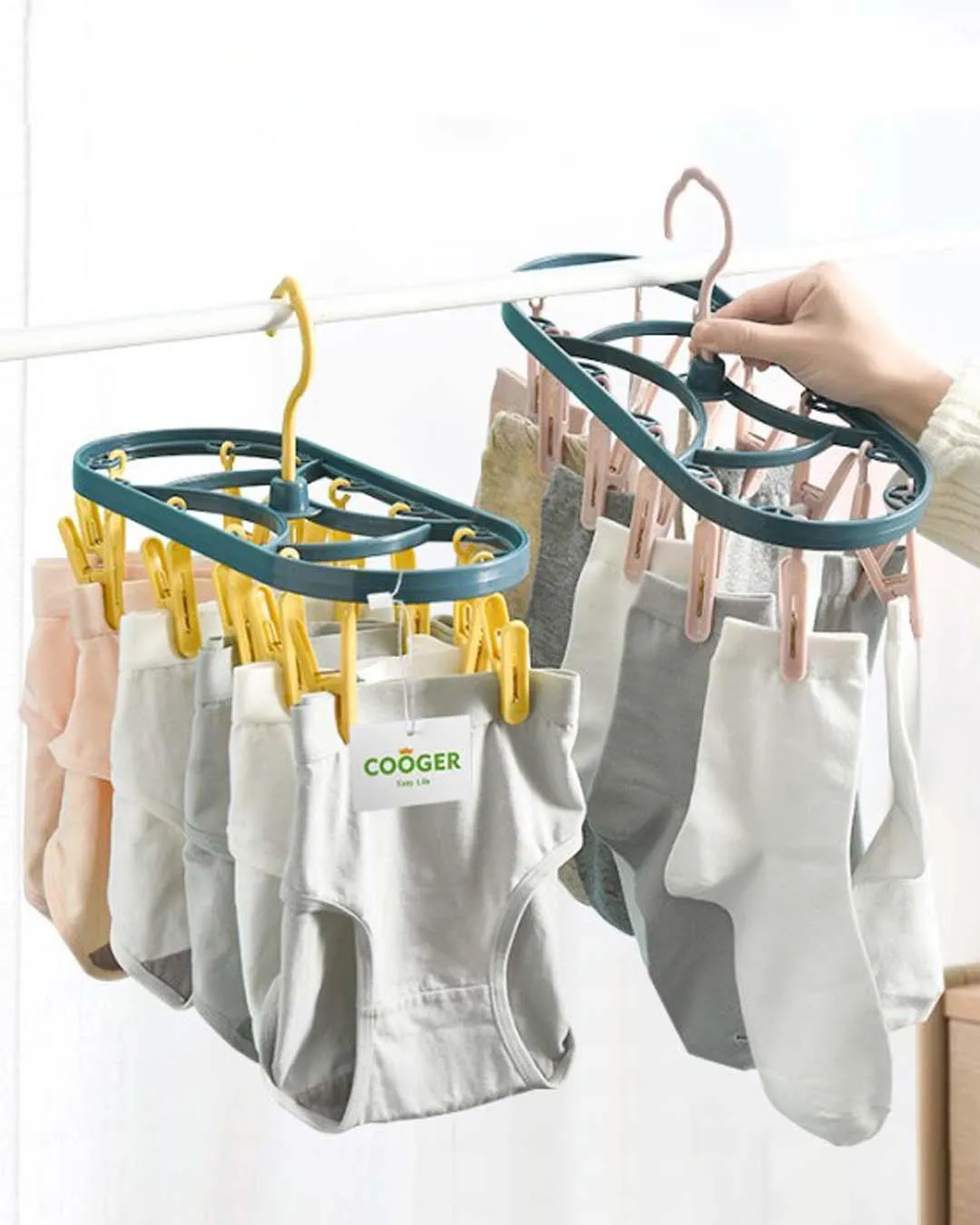 Plastic, Hanger With 12 Clips, Colorblock, Matt : Finish, Multicolor